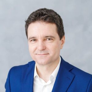 Nicuşor Dan o acuză pe Gabriela Firea că se pregăteşte să distribuie măşti cu însemnele sale electorale în şcoli